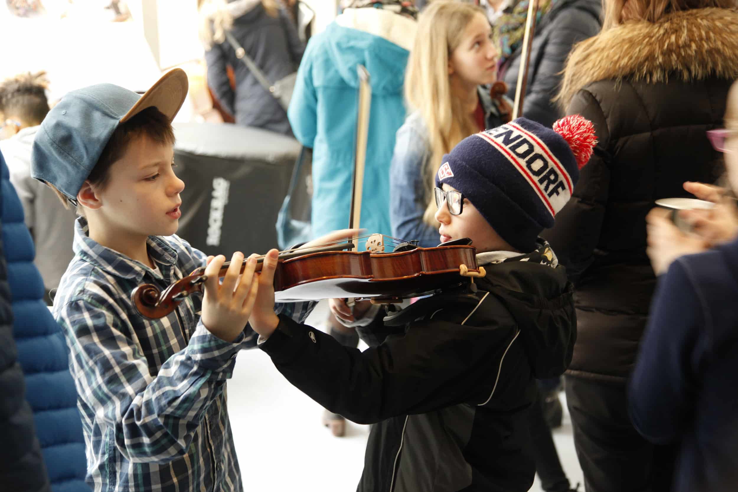 Zwei Kinder der Comenius-Streicher spielen Geige
