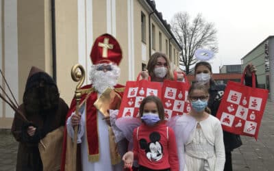 Der Niko­laus mit Anhang zu Besuch am Comenius