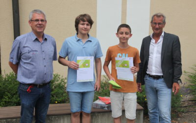 Zwei Preis­trä­ger des Jugend­wett­be­werbs Informatik
