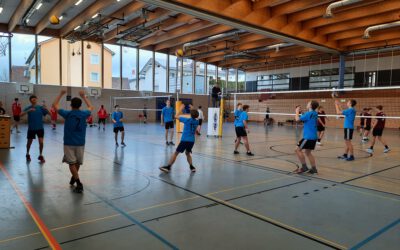 Come­nia­ner begeis­tern im Volleyball