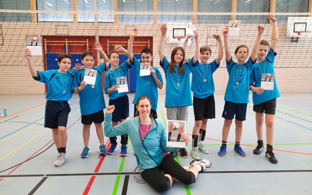 Come­ni­us-Vol­ley­bal­ler als Bezirks­sie­ger auf der „Süd­bay­ri­schen“
