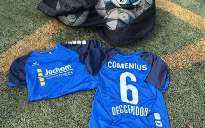Neue Bälle und weitere Trikots für die Fußballer des Comenius