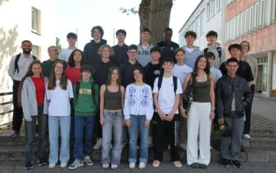 22 junge Französinnen und Franzosen am Comenius